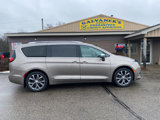 Used 2017 Chrysler Pacifica Limited image 4