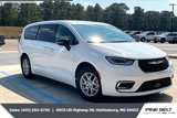 Used 2024 Chrysler Pacifica Touring-L image 2
