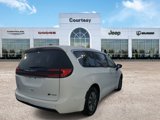 Used 2025 Chrysler Pacifica Select image 4