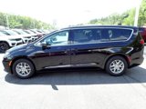 Used 2024 Chrysler Pacifica Touring-L image 2