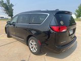 Used 2017 Chrysler Pacifica Limited image 4