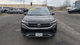 Used 2022 Volkswagen Taos SE w/ Panoramic Sunroof Package image 2