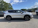 Used 2022 Mitsubishi Outlander SE image 2