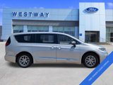 Used 2023 Chrysler Pacifica Touring-L image 3