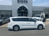 Used 2025 Chrysler Pacifica Select image 3
