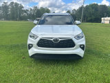 Used 2022 Toyota Highlander XLE image 3