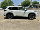 Used 2024 Nissan Rogue SV image 2