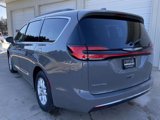 Used 2022 Chrysler Pacifica Touring-L image 5