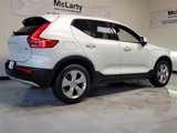 Used 2021 Volvo XC40 T4 Momentum image 3