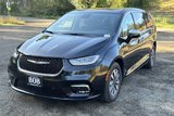 New 2023 Chrysler Pacifica Limited w/ Uconnect Theater Family Group image 4
