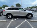 Used 2017 Kia Sorento LX w/ LX Convenience Package image 5