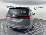 Used 2022 Chrysler Pacifica Touring-L image 4