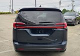 Used 2022 Chrysler Pacifica Limited w/ Uconnect Theater Family Group image 5