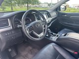 Used 2017 Toyota Highlander Limited image 2