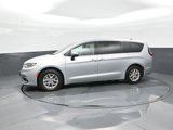 Used 2023 Chrysler Pacifica Touring-L image 4