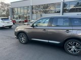 Used 2016 Mitsubishi Outlander SE image 2