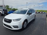 Used 2024 Chrysler Pacifica Touring-L image 3