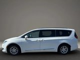 Used 2020 Chrysler Pacifica Touring-L image 3
