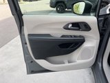 Used 2023 Chrysler Pacifica Touring-L image 5