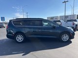 Used 2022 Chrysler Pacifica Touring-L image 2