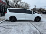 Used 2022 Chrysler Pacifica Limited w/ Uconnect Theater Family Group image 2