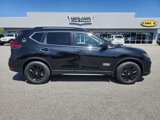 Used 2017 Nissan Rogue SV image 2