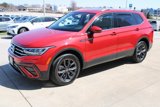 Certified 2022 Volkswagen Tiguan SE w/ Panoramic Sunroof Package image 3