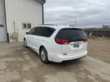Used 2018 Chrysler Pacifica Touring-L w/ Advanced Safetytec Group image 2