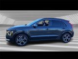 Used 2023 Kia Niro SX Touring image 2