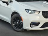 Used 2023 Chrysler Pacifica Touring-L image 3