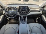Used 2022 Toyota Highlander XLE image 2