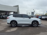 Used 2023 Mitsubishi Outlander SE image 2