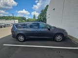 Used 2017 Chrysler Pacifica Touring image 3