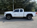 Used 2017 Toyota Tacoma TRD Off-Road image 2