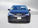 Used 2022 Chrysler Voyager LX image 2