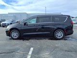 Used 2025 Chrysler Pacifica Select image 3