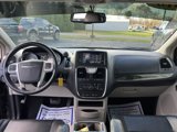 Used 2016 Chrysler Town & Country Touring image 3