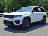 Used 2024 Jeep Grand Cherokee Altitude image 3