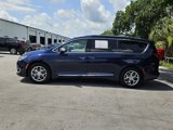 Used 2017 Chrysler Pacifica Limited image 2