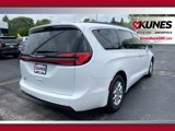 Used 2022 Chrysler Pacifica Touring-L w/ Uconnect Theater Family Group image 5
