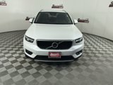 Used 2022 Volvo XC40 T4 Momentum image 2