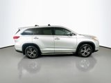 Used 2017 Toyota Highlander LE image 4