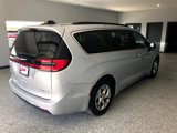 Used 2023 Chrysler Pacifica Limited image 3