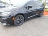Used 2021 Chrysler Pacifica Touring w/ Uconnect Theater Family Group image 3