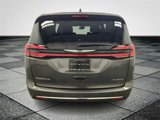 Used 2022 Chrysler Pacifica Limited w/ Uconnect Theater Family Group image 5