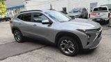 Used 2025 Chevrolet Trax LT w/ LT Convenience Package image 2