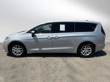Used 2023 Chrysler Pacifica Touring-L image 4