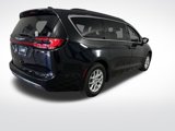Used 2022 Chrysler Pacifica Touring-L image 6