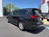 Used 2023 Chrysler Pacifica Touring-L image 4