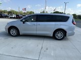 Used 2023 Chrysler Pacifica Touring-L image 4